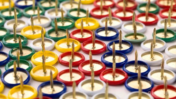 bunte pins für Aushang 